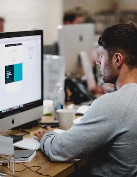 IT-consultant werkt geconcentreerd achter zijn computer