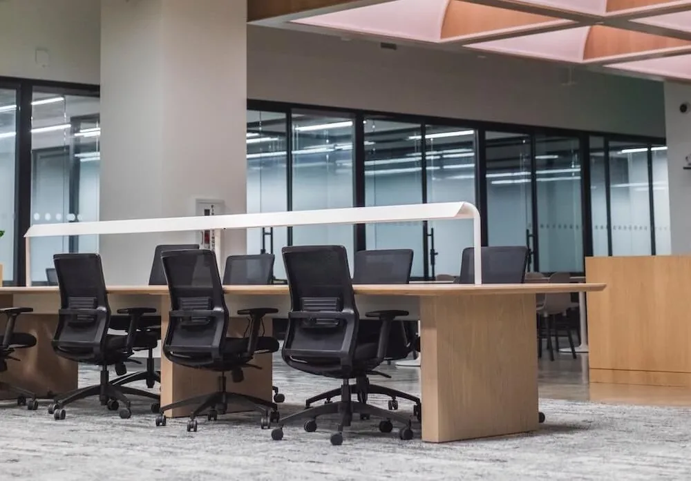 Moderne kantoorwerkplekken met stoelen